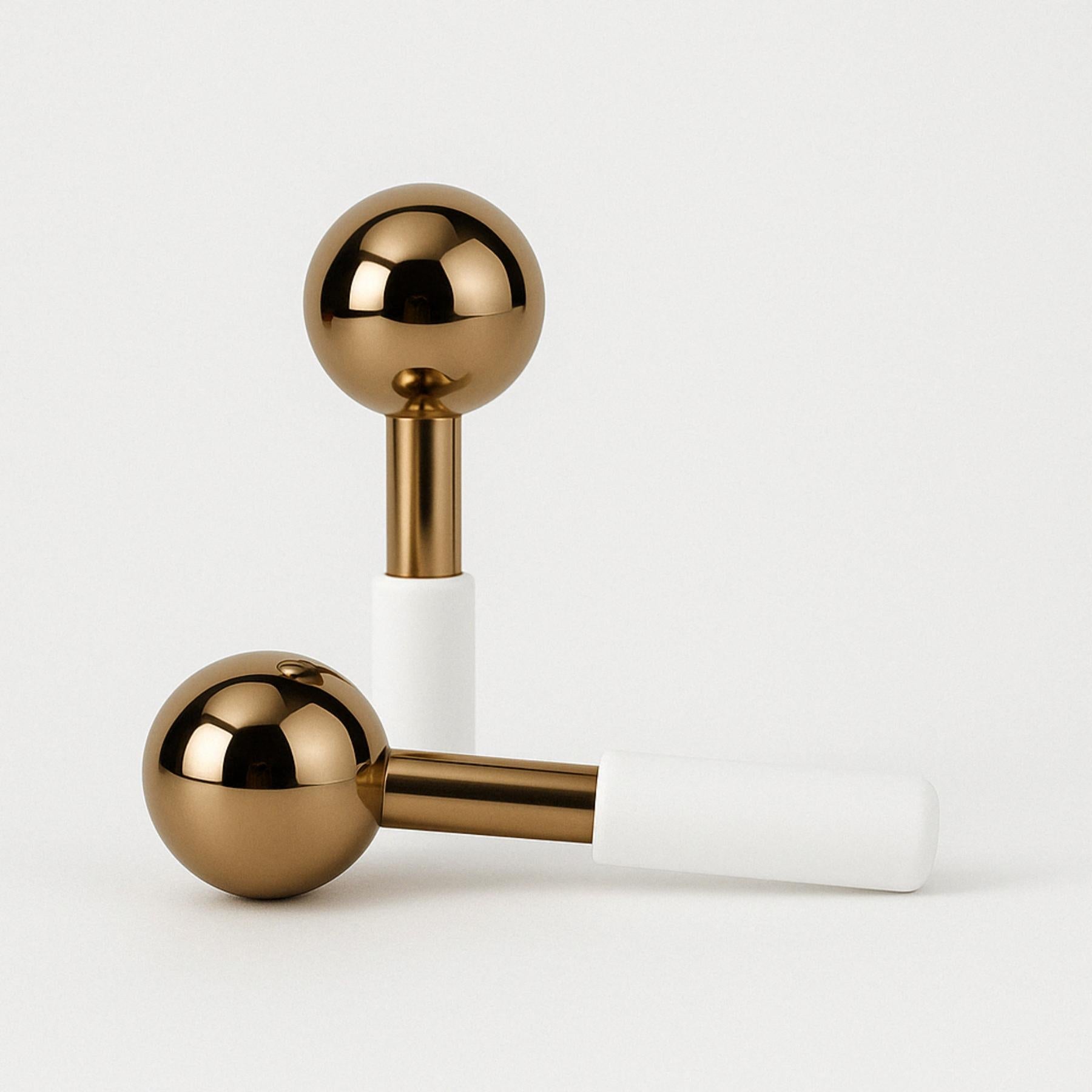 Masseur Visage et Corps en Acier Inoxydable – L'Art de la Détente et de la Beauté